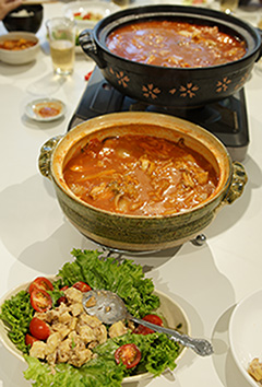 麦味噌やまぶきを使ってトマトチーズ鍋“お先に頂きました”